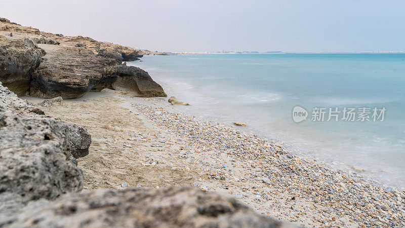 卡塔尔美丽的Jebel Fuwairit海滩上的鹅卵石。